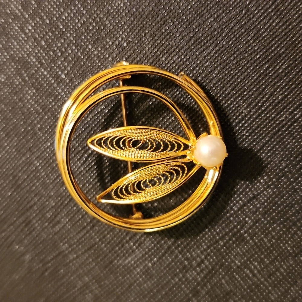 Vintage Gold Tone Filigree Brooch with Pearl